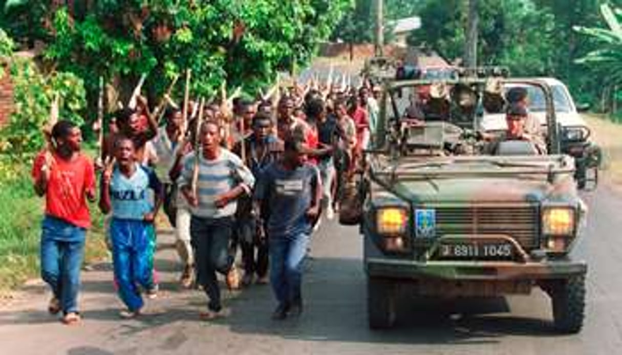 Miliciens Interahamwe et soldats français de l’opération Turquoise, en 1994. © Pascal guyot/AFP