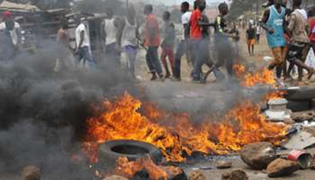 Barricades dans le centre-vill de Conakry, le 13 avril 2015. © Cellou Binani/AFP