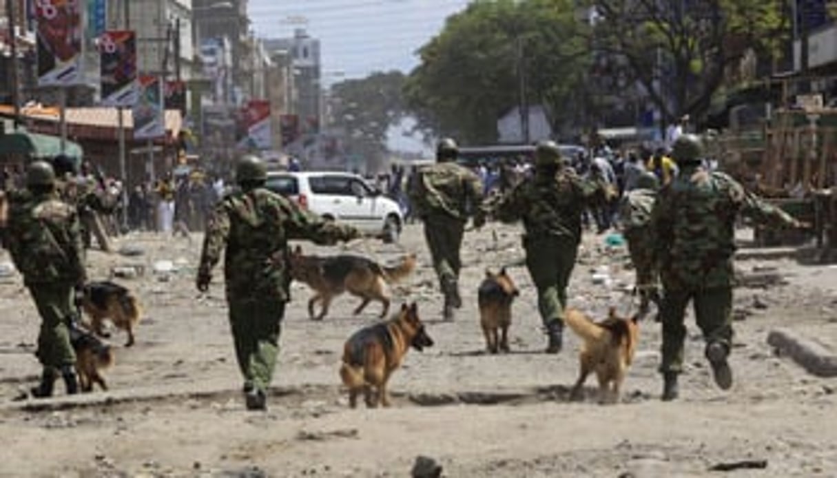 Des policiers kényans se déploient à Eastleigh (Nairobi) lors de violences anti-Somalis en 2012. © Thomas Mukoya/Reuters