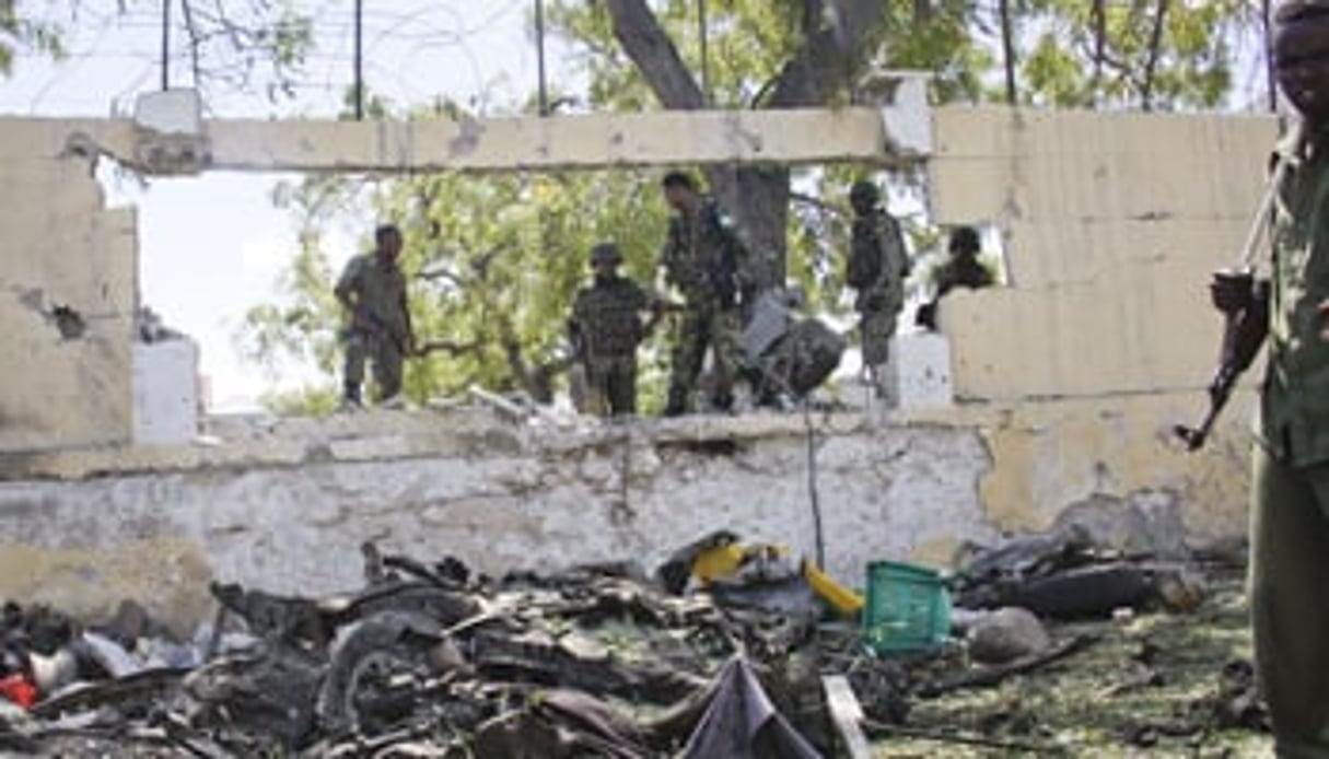 Lors d’une précédente attaque contre un bâtiment gouvernemental à Mogadiscio, le 14 avril 2015. © Farah Abdi Warsameh/AP/SIPA