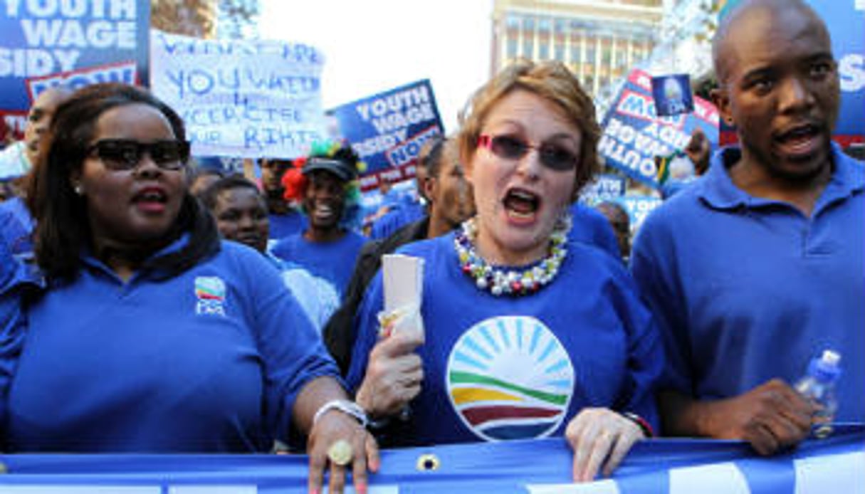 Helen Zille, entourée de Lindiwe Mazibuko (à gauche) et Mmusi Maimane (à droite). © Themba Hadebe/AP/SIPA