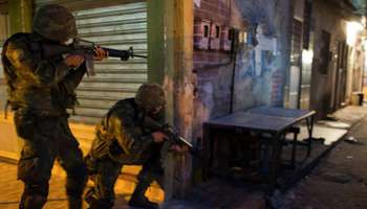 Des policiers militaires patrouillent dans une rue de la favela Nueva Holanda, dans le complexe de l © Christophe Simon/AFP