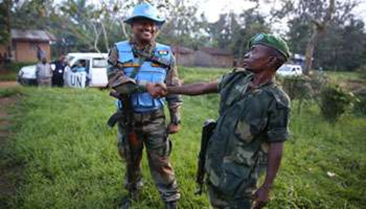 Un Casque bleu et un soldat congolais à Binza, dans l’est de la RDC, le 9 avril 2015. © Abel Kavanagh/Monusco