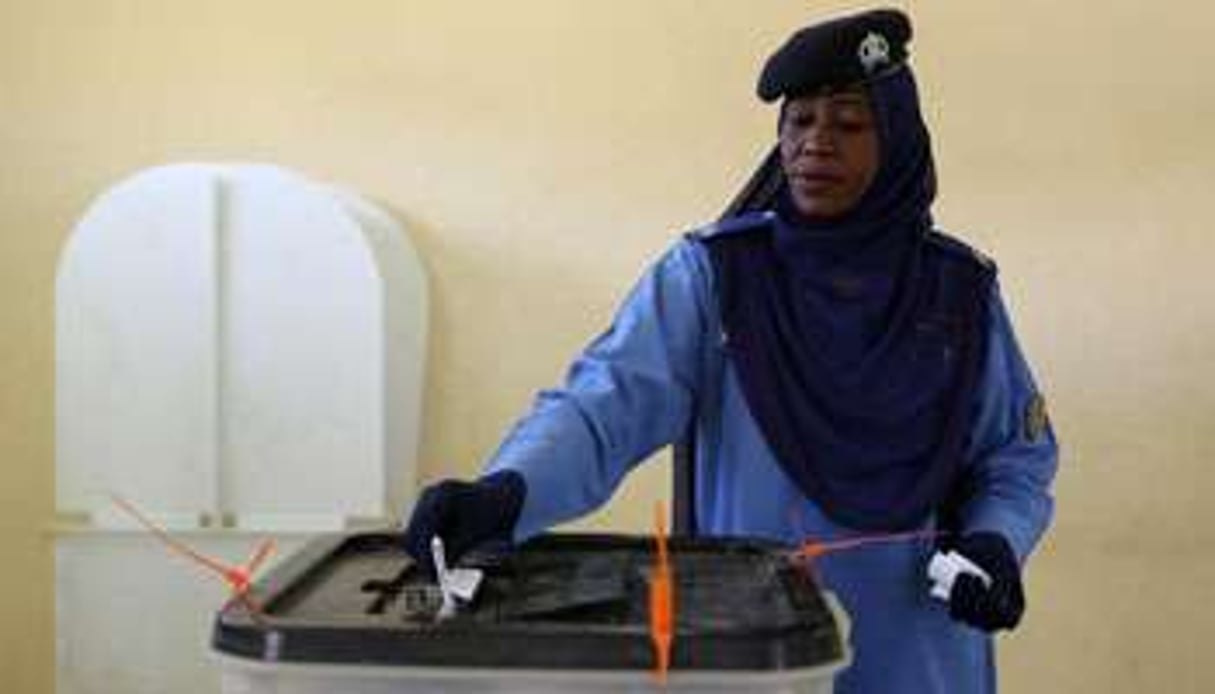 Une policière soudanaise vote à Kharthoum, le 15 avril 2015. © Patrick Baz