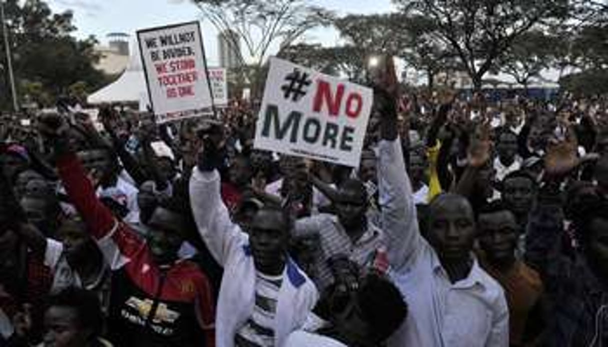 Des Kényans rendent hommage aux victimes, à Nairobi le 14 avril 2015 © AFP/Simon Maina