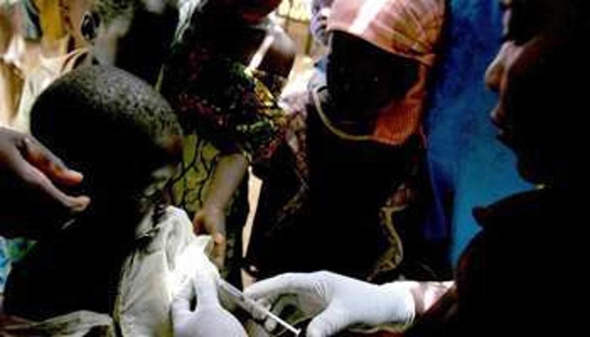 Campagne de vaccination contre la méningite près de Maradi au Niger le 17 mars 2006 © Issouf Sanogo/AFP