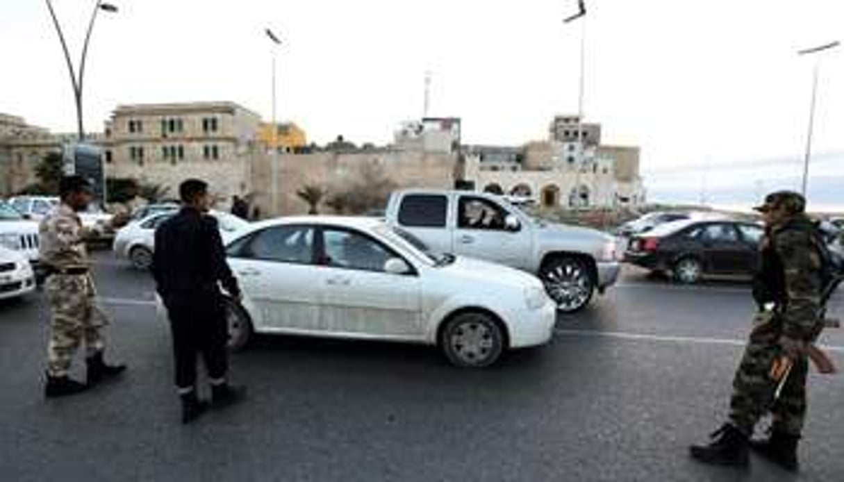 Des forces de sécurité libyenne effectuent des contrôles dans le centre de Tripoli, le 3 février © AFP