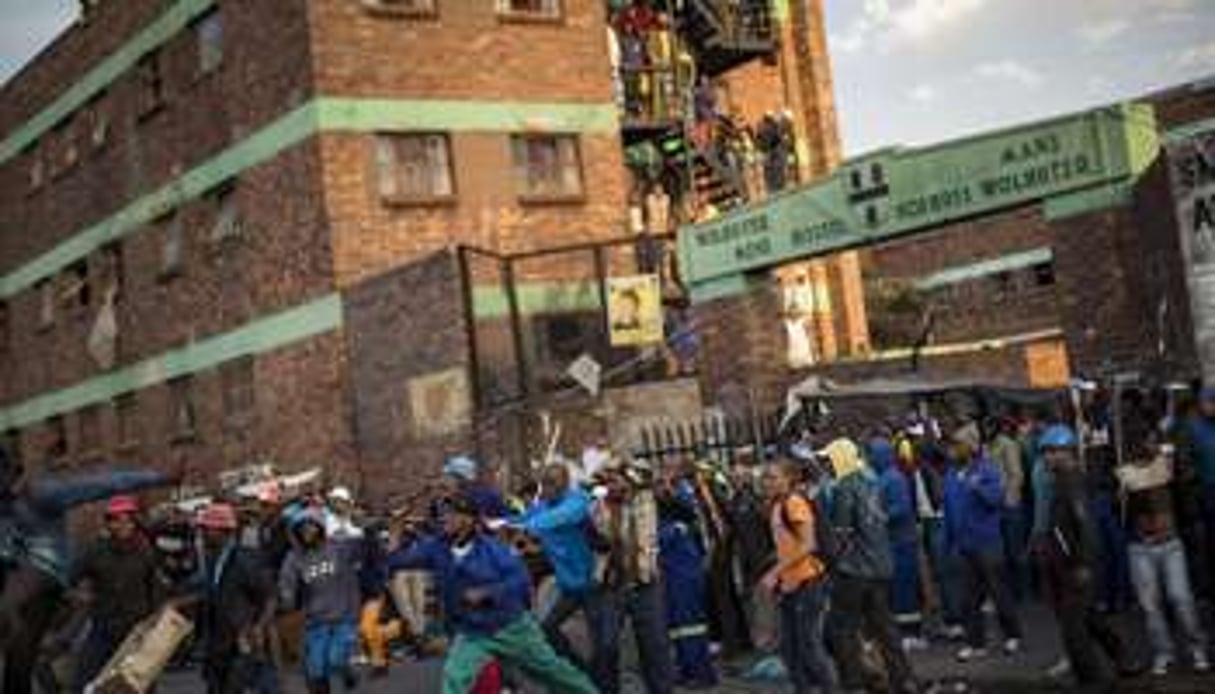 Une foule en colère manifeste le 17 avril 2015 contre des immigrants à Johannesburg. © AFP
