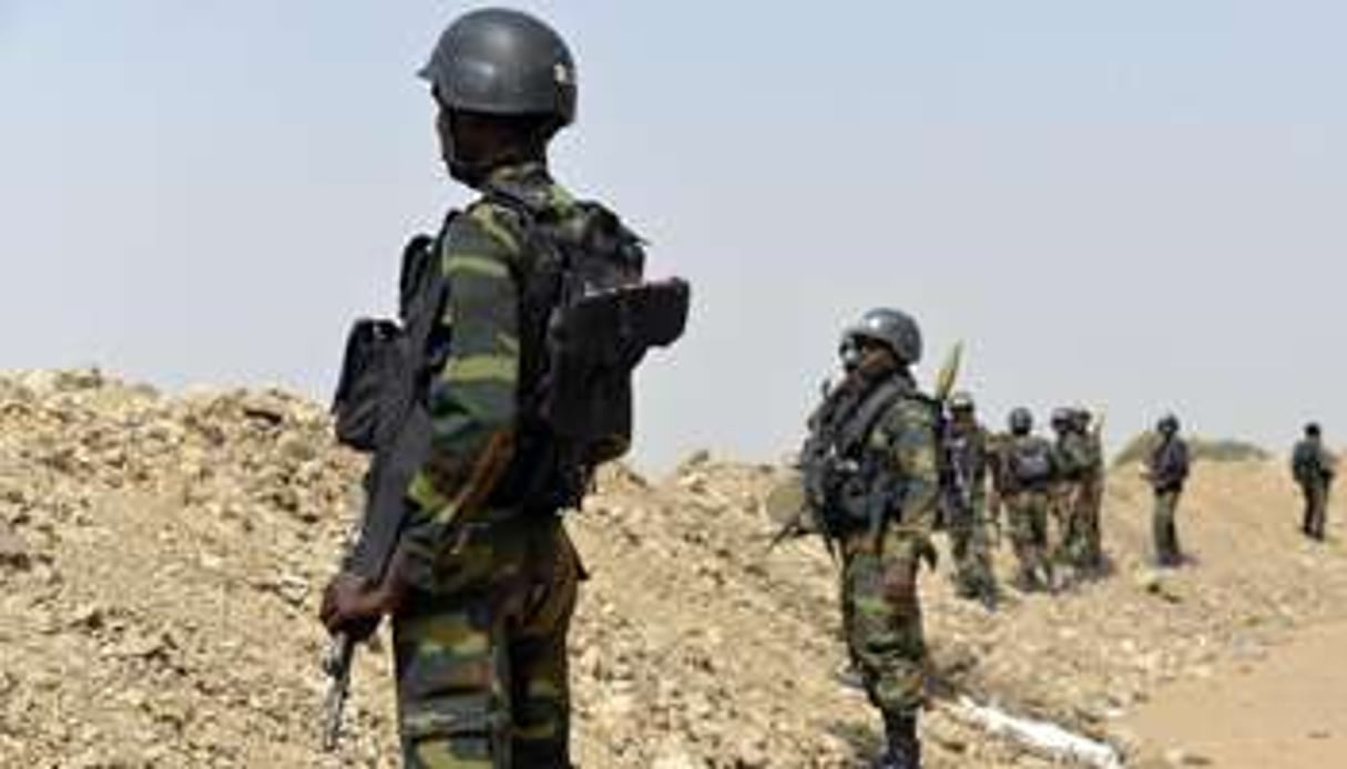 Des soldats camerounais patrouillent près de Fotokol, le 17 février. © AFP