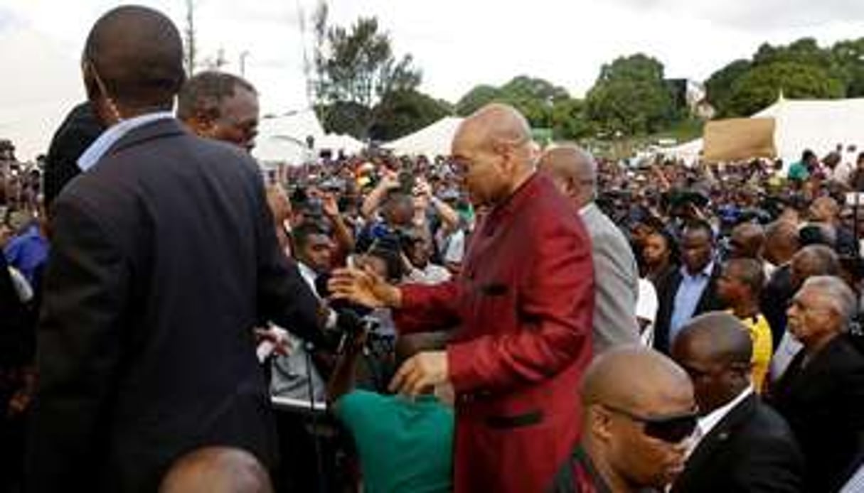 Le président sud-africain en visite le 18 avril 2015 dans le camp de Chatsworth, au sud de Durban. © AFP