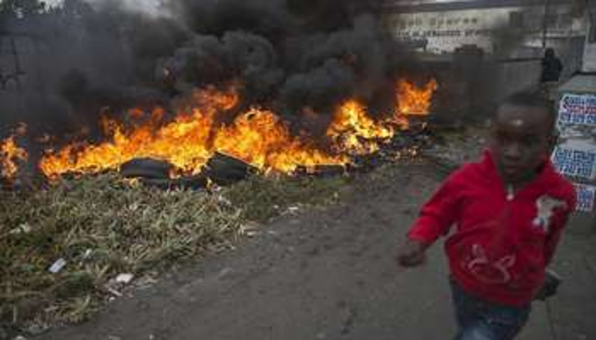 Pneus incendiés le 17 avril 2015 lors de violences xénophobes à Johannesburg. © AFP