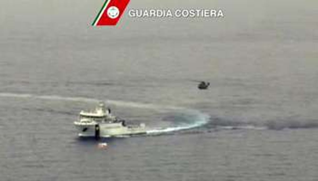 Capture d’écran d’une vidéo fournie par les garde-côtes italiens. © AFP