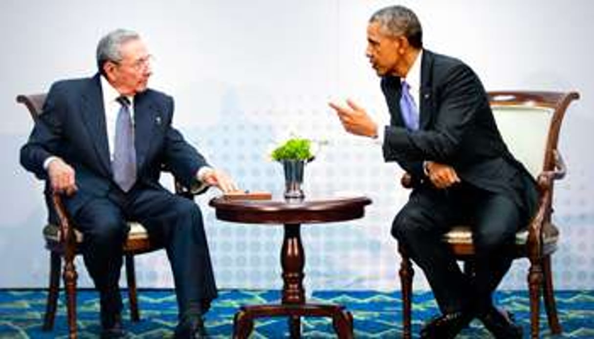 Rencontre historique entre Raùl Castro et Barack Obama lors du Sommet des Amériques, le 11 avril. © Inti Ocon/AFP