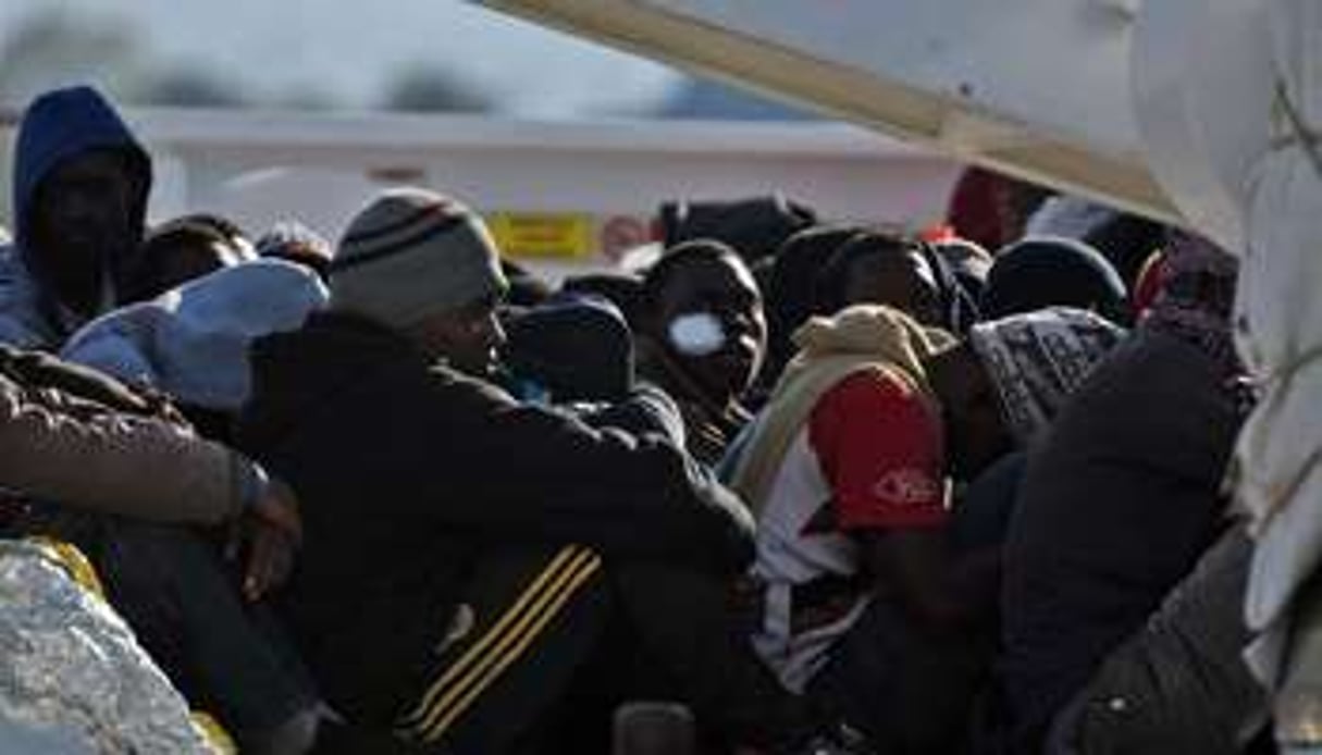 Des migrants naufragés secourus en Méditerranée, à leur arrivée le 16 avril 2015 au port d’Aug © Giovanni Isolino / AFP