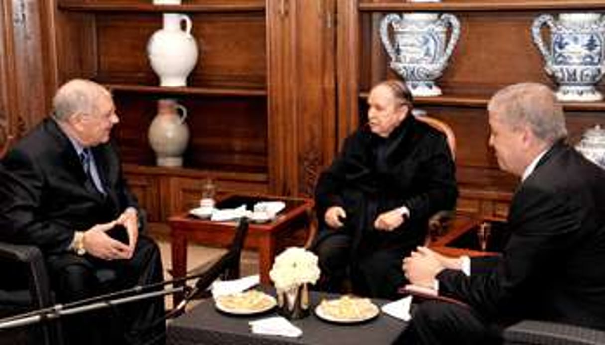 Bouteflika recevant le Premier ministre Abdelmalek Sellal (à dr.) et le chef d’état-major Ahmed © Xinhua/ZUMA/REA