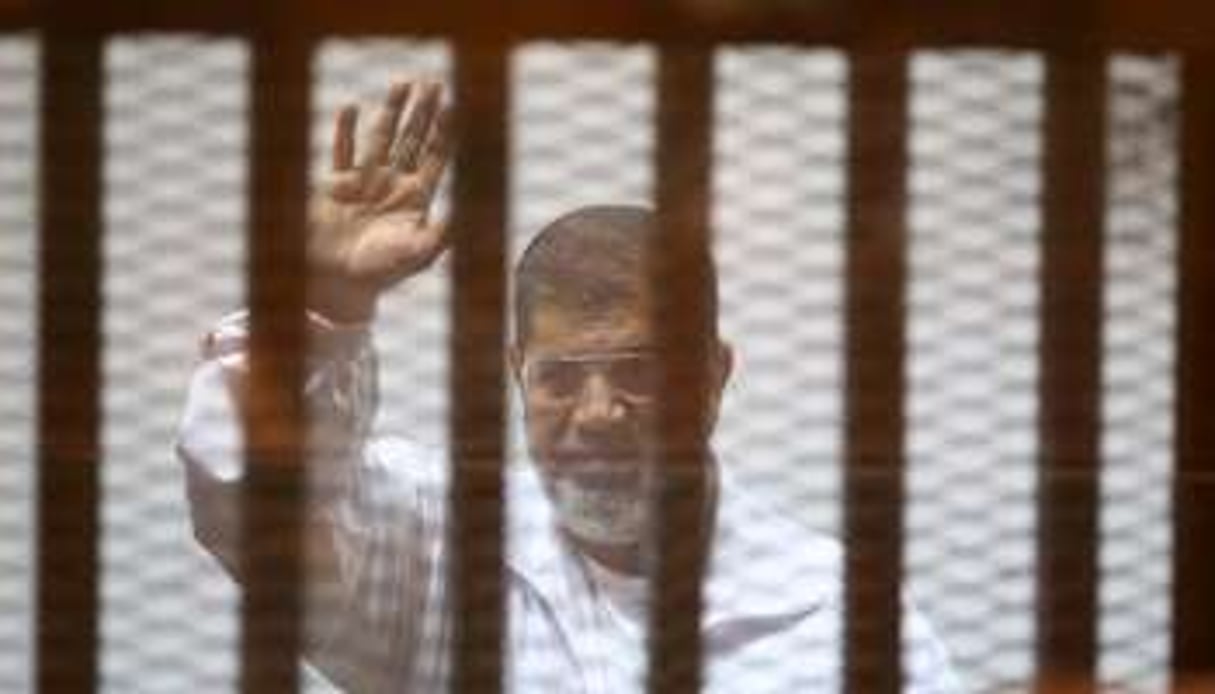 L’ancien président Mohamed Morsi lors de son procès le 7 décembre 2014 au Caire. © AFP/Ahmed Ramadan