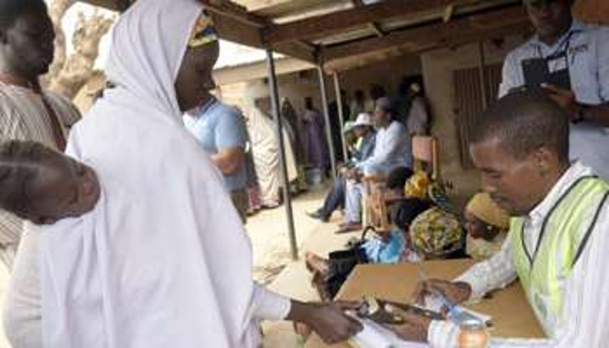 Identification biométrique des électeurs, le 28 mars 2015 au Nigeria. © AFP