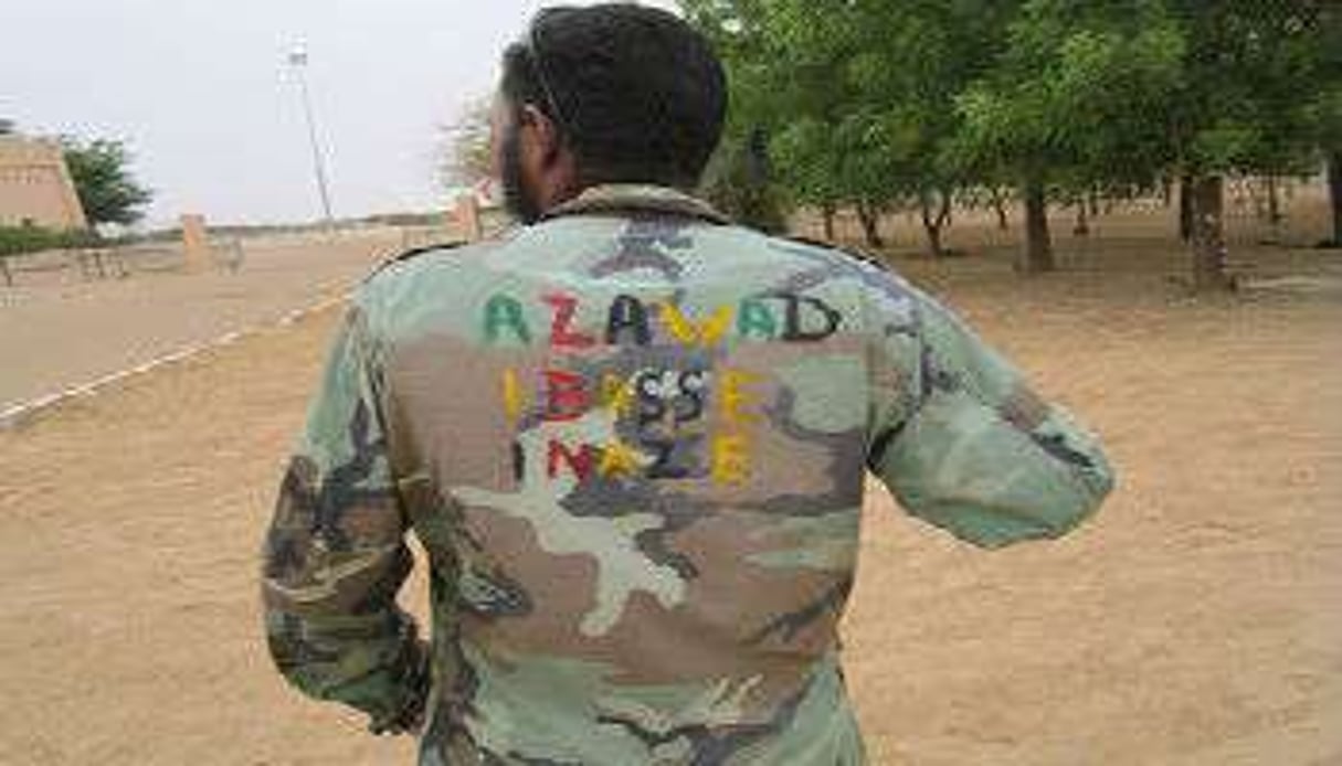 Un combattant a écrit sur sa tenue : « l’Azawad n’est pas à vendre. » © Baba Ahmed/J.A.