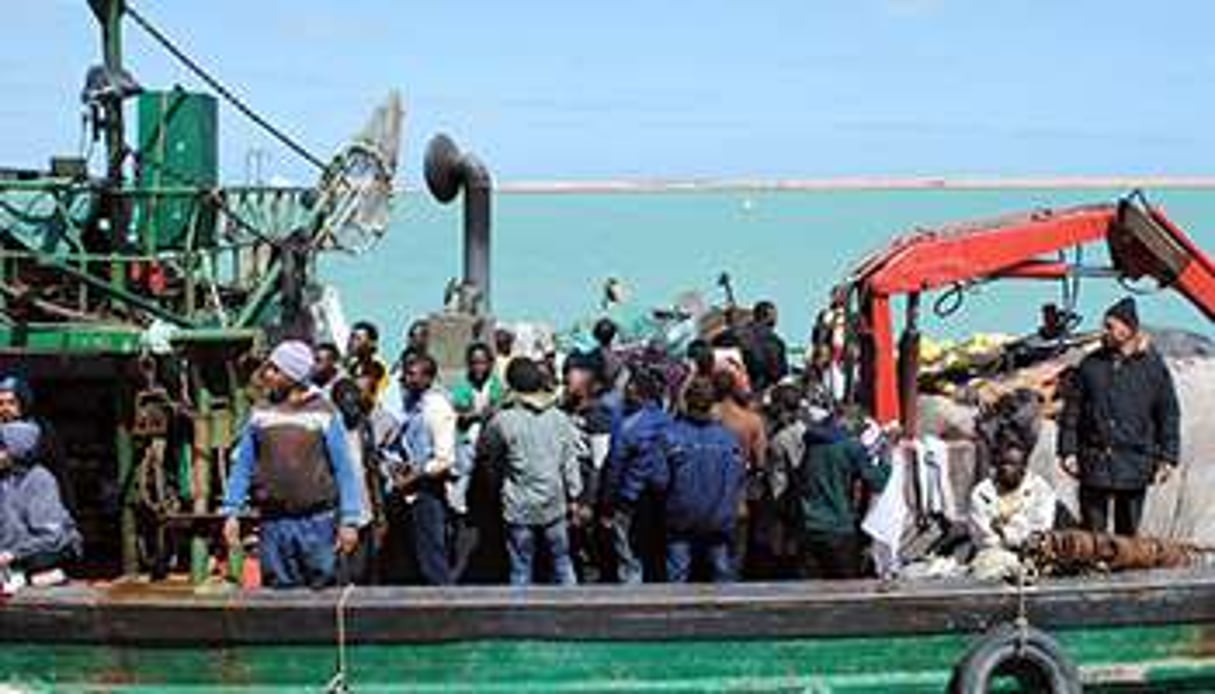 Des migrants africains arrivent au port de Zarzis le 19 mars 2015. © Fethi Nasri/AFP