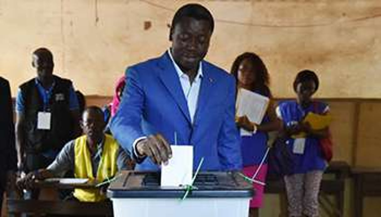 Faure Gnassingbé dans un bureau de vote à Lomé, le 25 avril 2015. © Issouf Sanogo/AFP