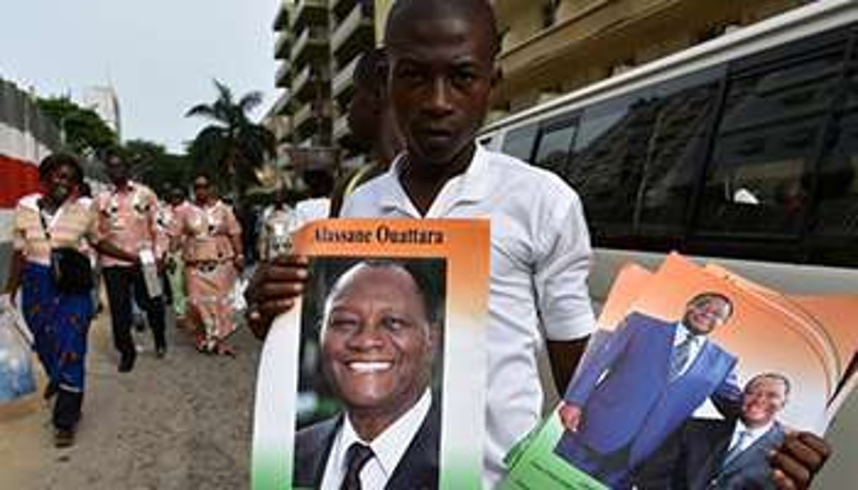 Des affiches d’Alassane Ouattara, le 25 avril 2015 à Abidjan. © Sia Kambou/AFP