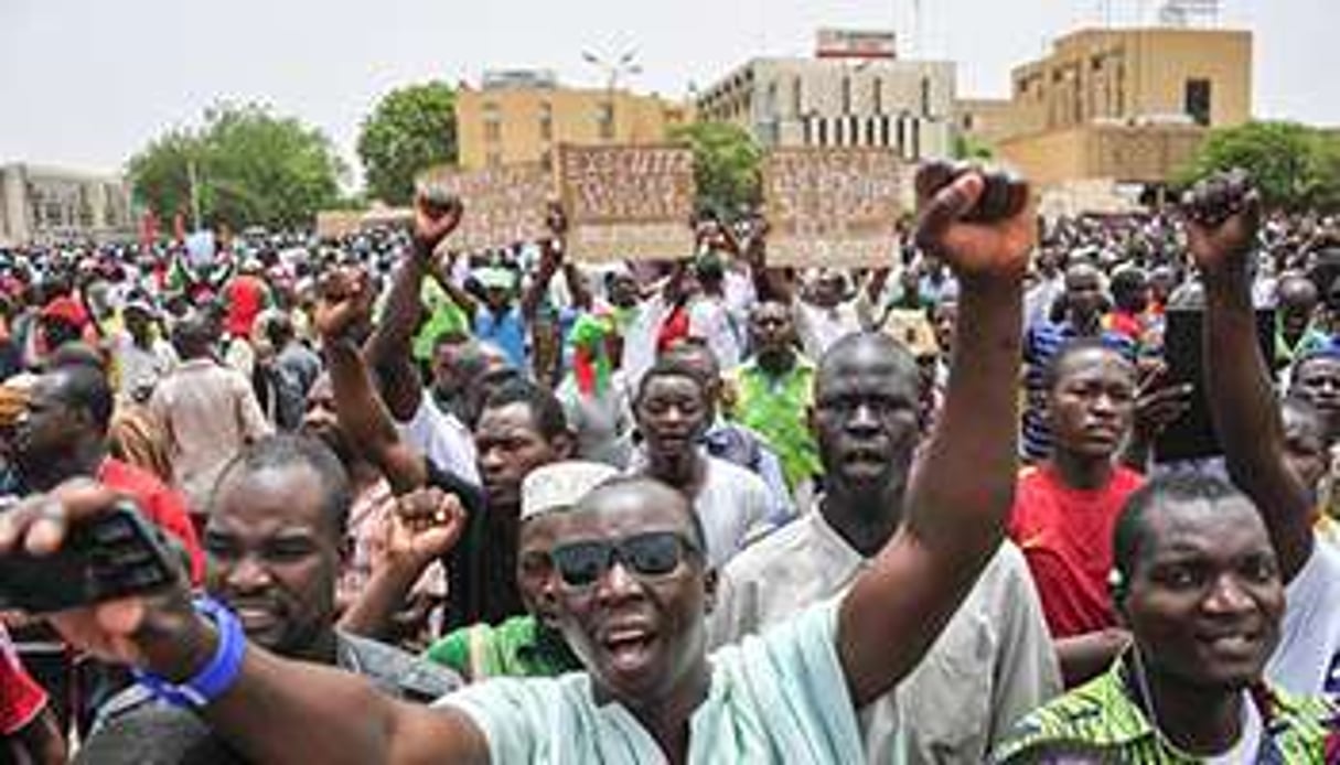 Des manifestants à Ouagadougou, le 25 avril 2015, en faveur du nouveau code électoral. © Ahmed Ouaba/AFP