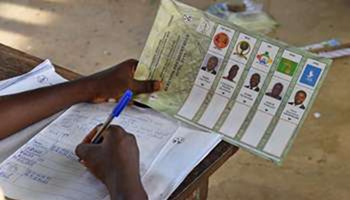 Recompte des bulletins de vote par la commission électorale à Lomé le 25 avril 2015. © AFP