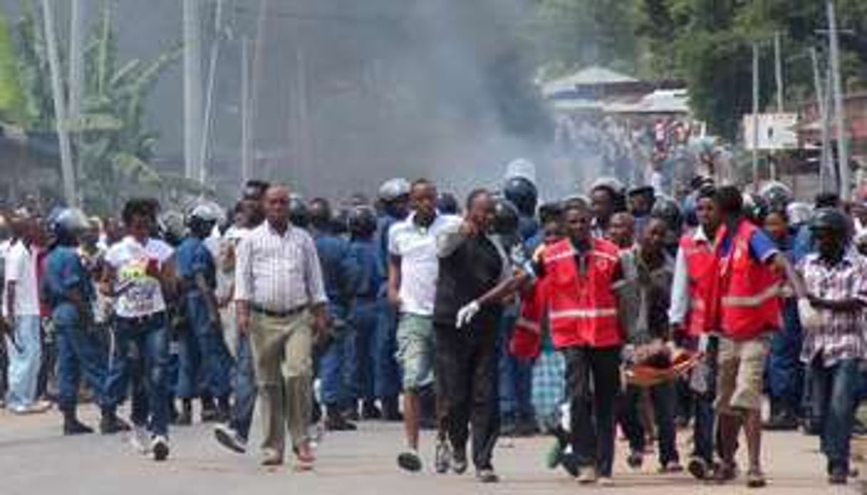 Manifestants et forces de l’ordre à Bujumbura au Burundi, le 26 avril 2015. © Landry Nshimiye / AFP