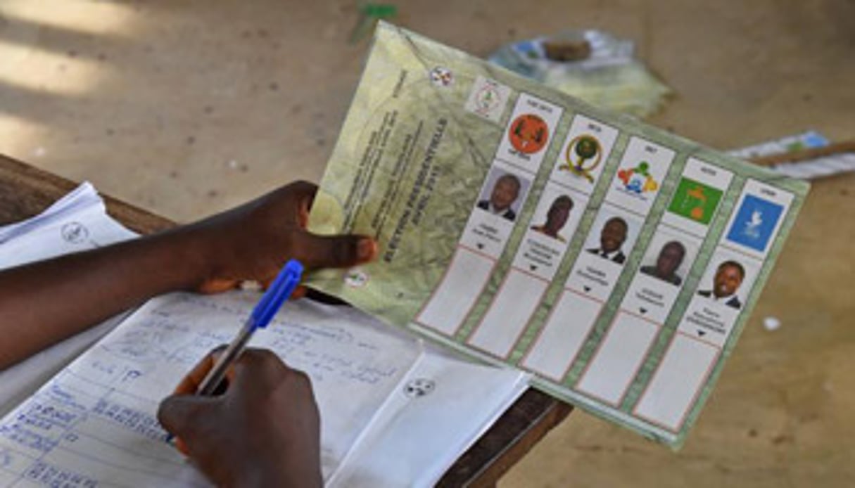 Recompte des bulletins de vote par des agents de la commission électorale, le 25 avril à Lomé. © Issouf Sanogo / AFP