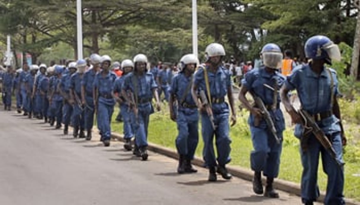 Des policiers burundais dans les rues de Bujumbura, le 26 avril 2015. © Eloge Willy Kaneza/AP/SIPA