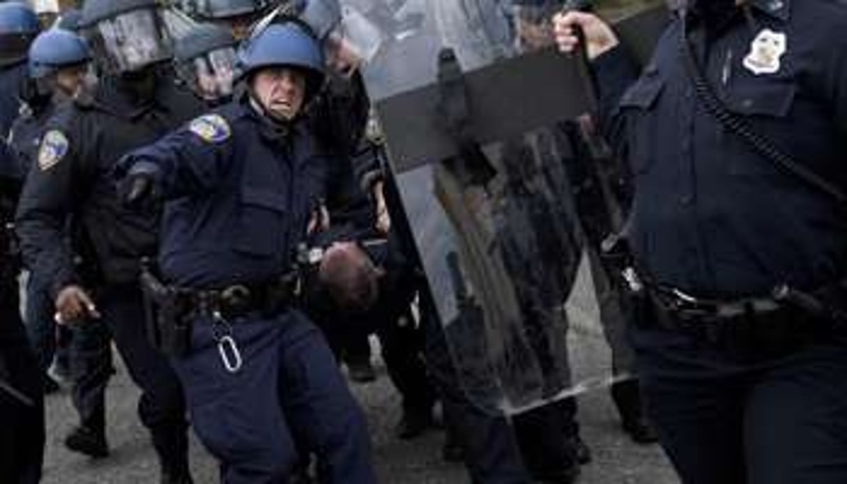 Évacuation d’un policier blessé lors des violences le 27 avril 2015 à Baltimore. © Brendan Smialowski/AFP