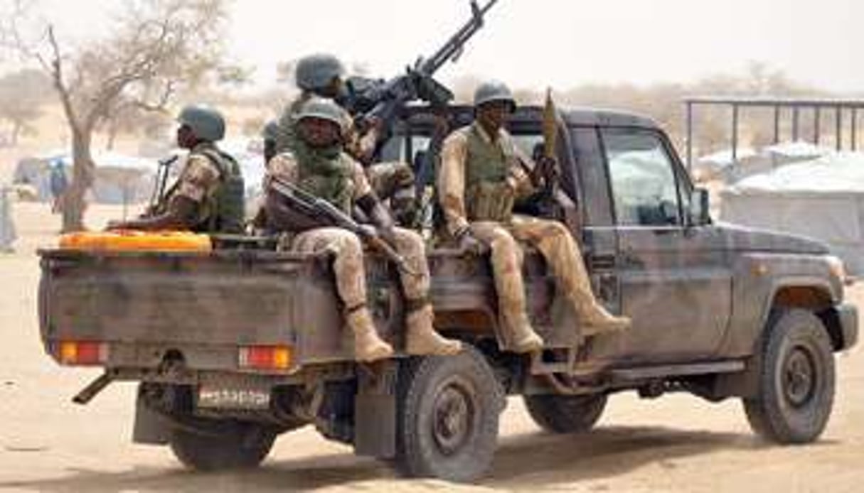 Des soldats nigériens en patrouille, le 13 mars 2015 dans le camp de Kabalewa. © AFP