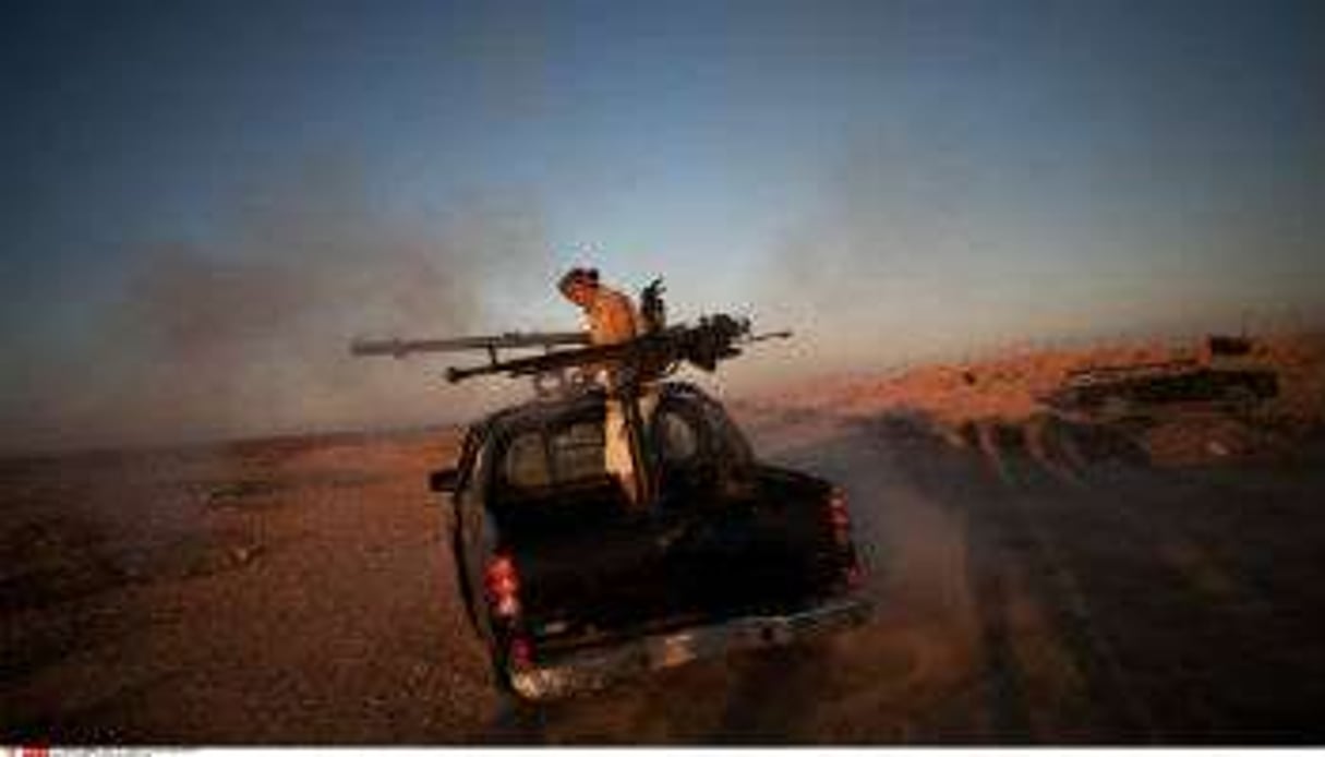 Un milicien libyen teste sa grenade près de la province de Beni Walid, en juillet 2012 © Manu Brabo/AP/SIPA