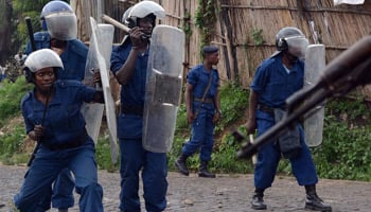 Des policiers pris à parti par des manifestants à Musuga dans la banlieue de Bujumbura le 29 avril © Simon Maina/AFP