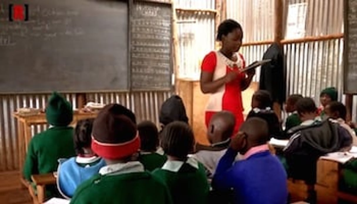 Au Kenya, les professeurs de la Bridge International Academy dispensent leurs cours sur tablette. © Reussite