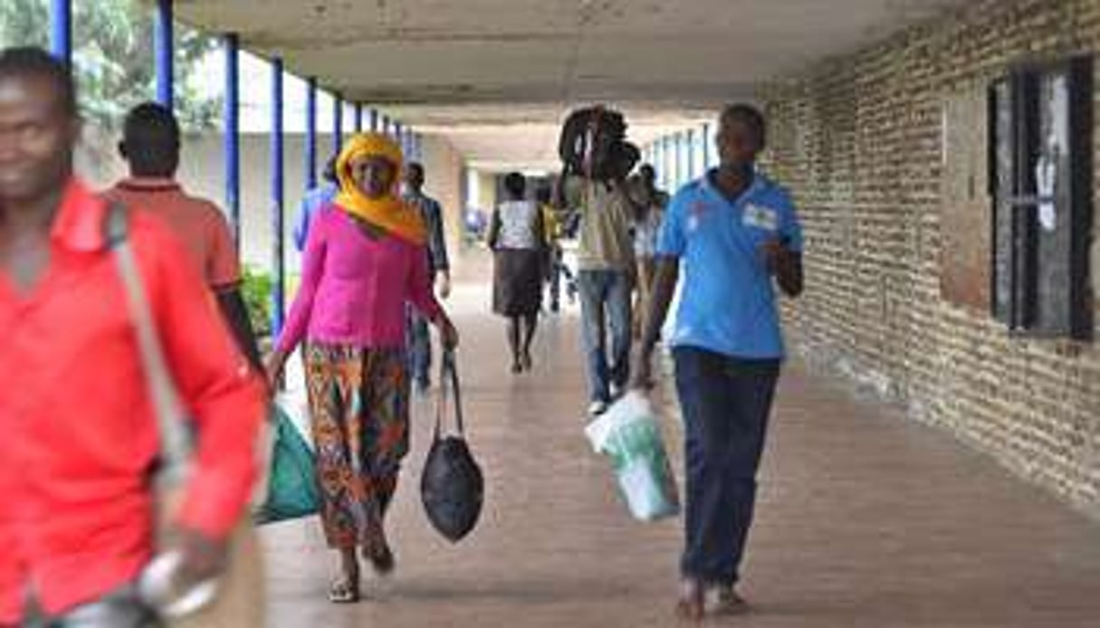 Des étudiants quittent l’université de Bujumbura, le 30 avril 2015. © Simon Maina/AFP