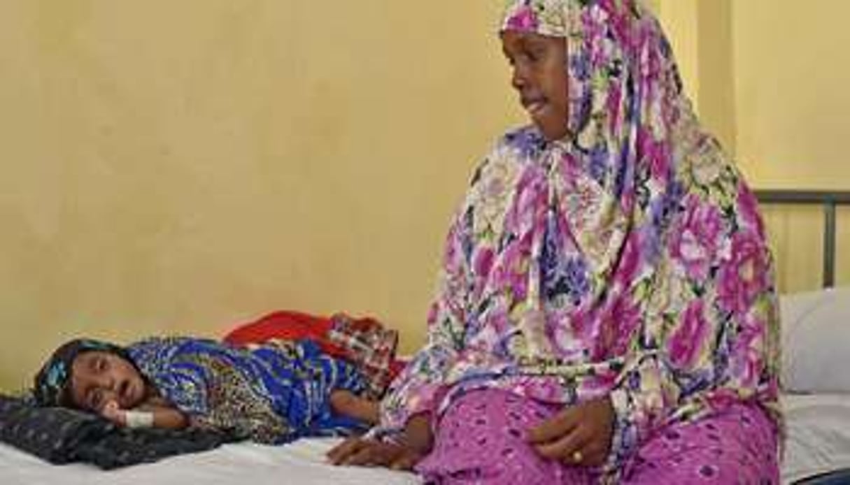 Baarlin Hassan Nuur et son fils Zakaria, 7 mois, en centre de soins à Mogadiscio, le 2 mars 2015. © Carl de Souza/AFP