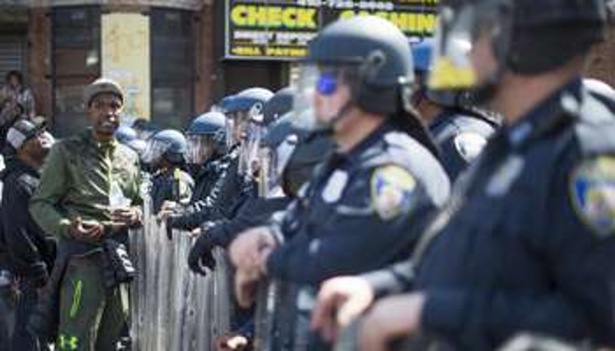 Un manifestant discute avec la police à Baltimore, le 28 avril 2015. © AFP