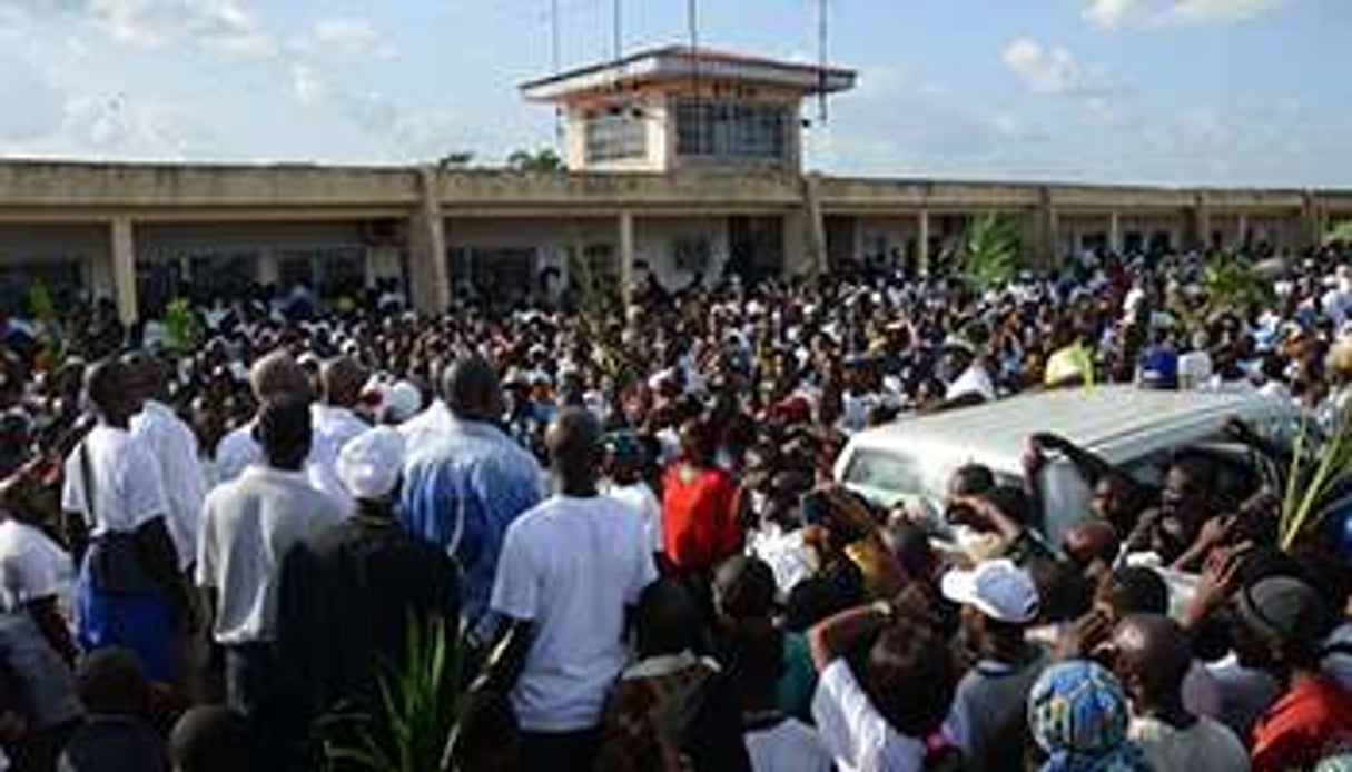 Des milliers de sympathisants de Mba Obame à l’aéroport d’Oyem, le 1e mai 2015. © Patrick Fort/AFP