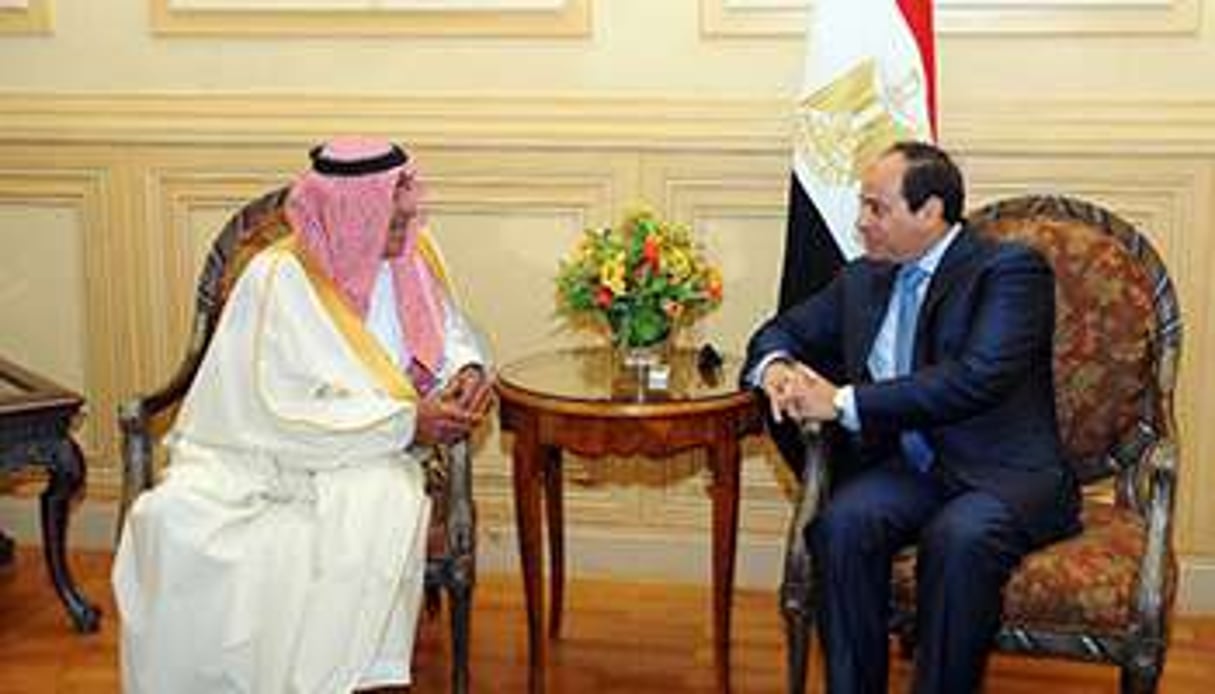 Le président égyptien Sisi avec le prince saoudien Muqrin bin Abdulaziz al-Saud, le 13 mars 2015. © AFP