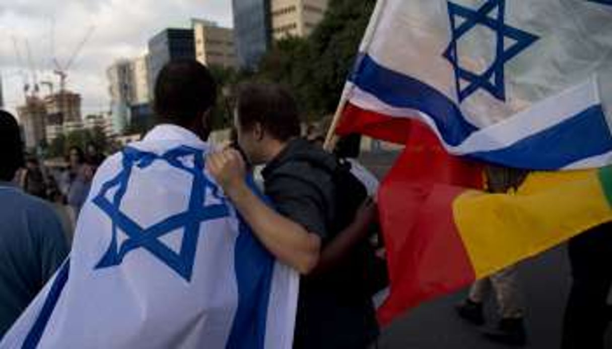 Des milliers de manifestants se sont réunis dimanche soir à Tel Aviv pour dénoncer le racisme. © Oded Balilty/AP/SIPA