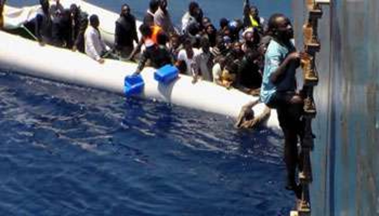 Sauvetage d’une embarcation en Méditerranée. © AP/SIPA