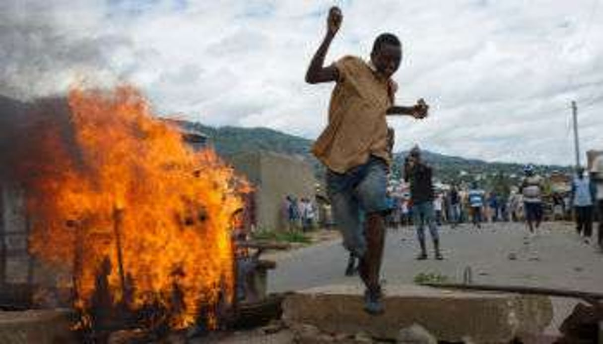 Un manifestant dans la capitale Bujumbura, le 6 mai. © Phil Moore – AFP