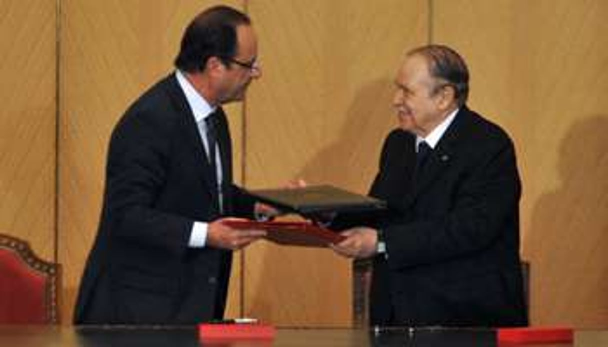 François Hollande et Abdelaziz Bouteflika, à Alger, le 19 décembre 2012. © Djarboud Sidali/AP/SIPA