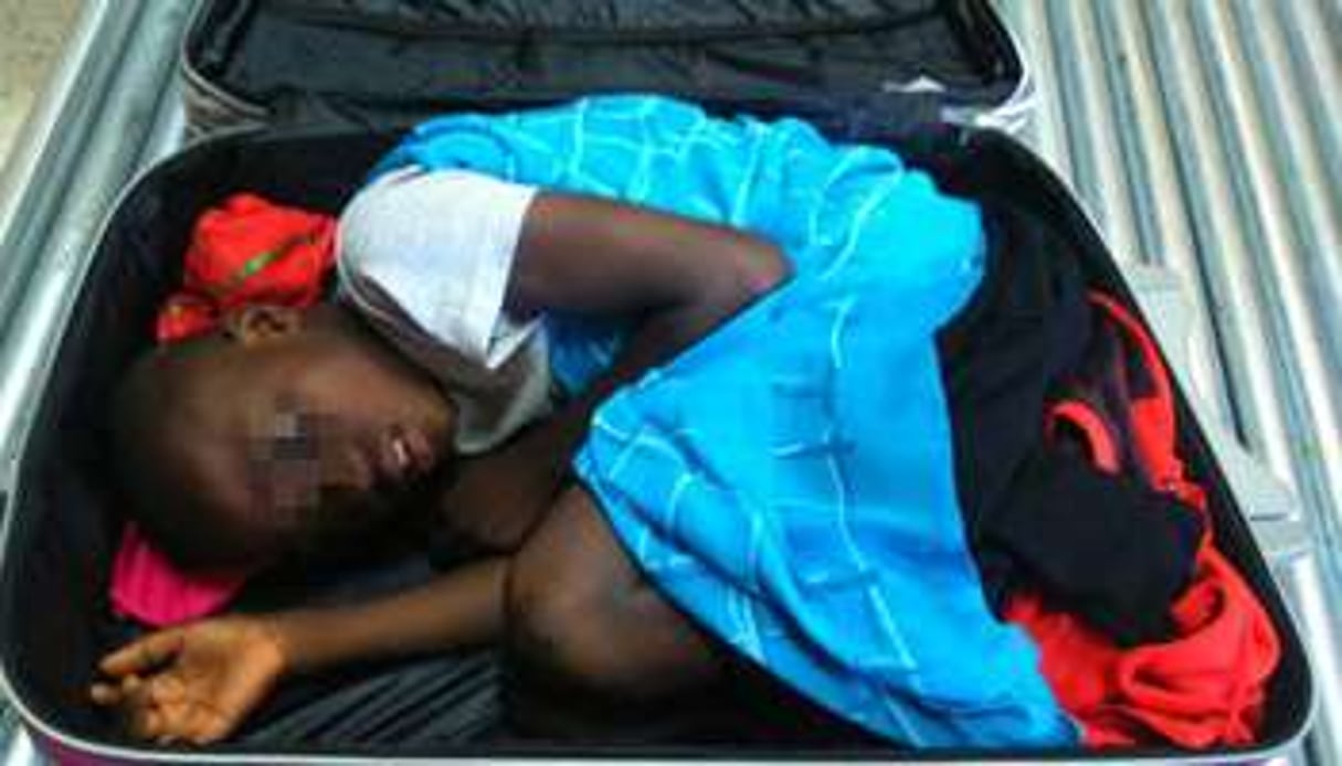 L’enfant découvert dans une valise dans laquelle il essayait de s’introduire en Espagne. © AFP