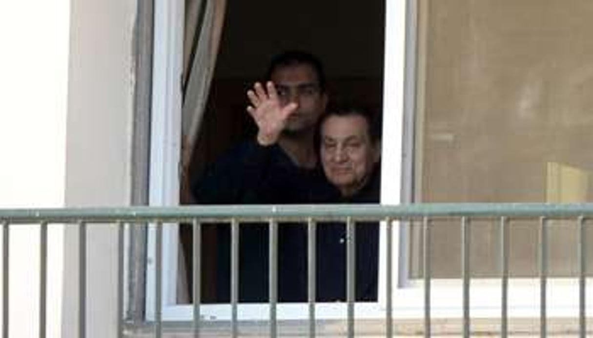 L’ex-président Hosni Moubarak salue ses soutiens depuis sa chambre d’hôpital au Caire, le 4 mai. © Mohamed El-Shaded