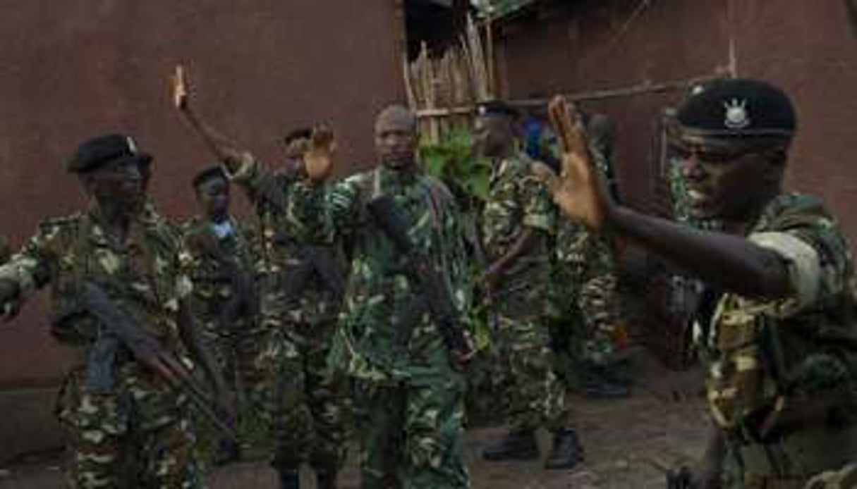 L’armée tente de calmer les manifestants en périphérie de Bujumbura, le 8 mai 2015. © Phil Moore/AFP