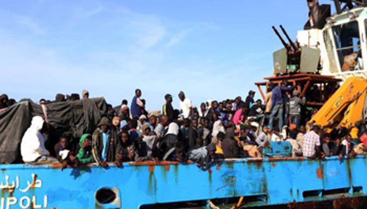 Un bateau des garde-côtes lybiens, chargé de migrants interpellés en mer le 3 mai 2015. © Mahmud Turkia/AFP