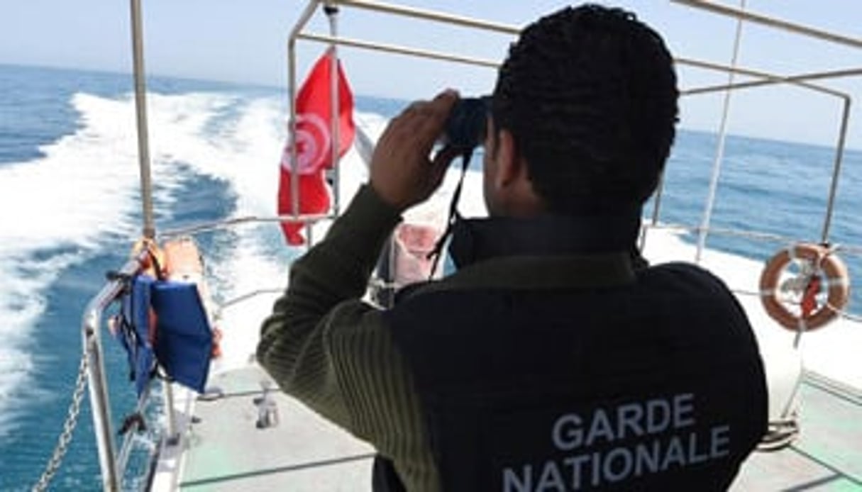 Un membre de la garde nationale tunisienne scrute la mer le 5 mai 2015. © Fethi Belaid