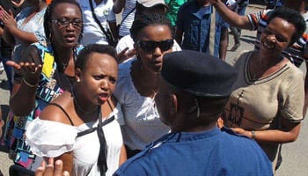Des femmes discutent avec un policier lors d’une manifestation à Bujumbura le 10 mai 2015. © Aymeric Vincenot/AFP